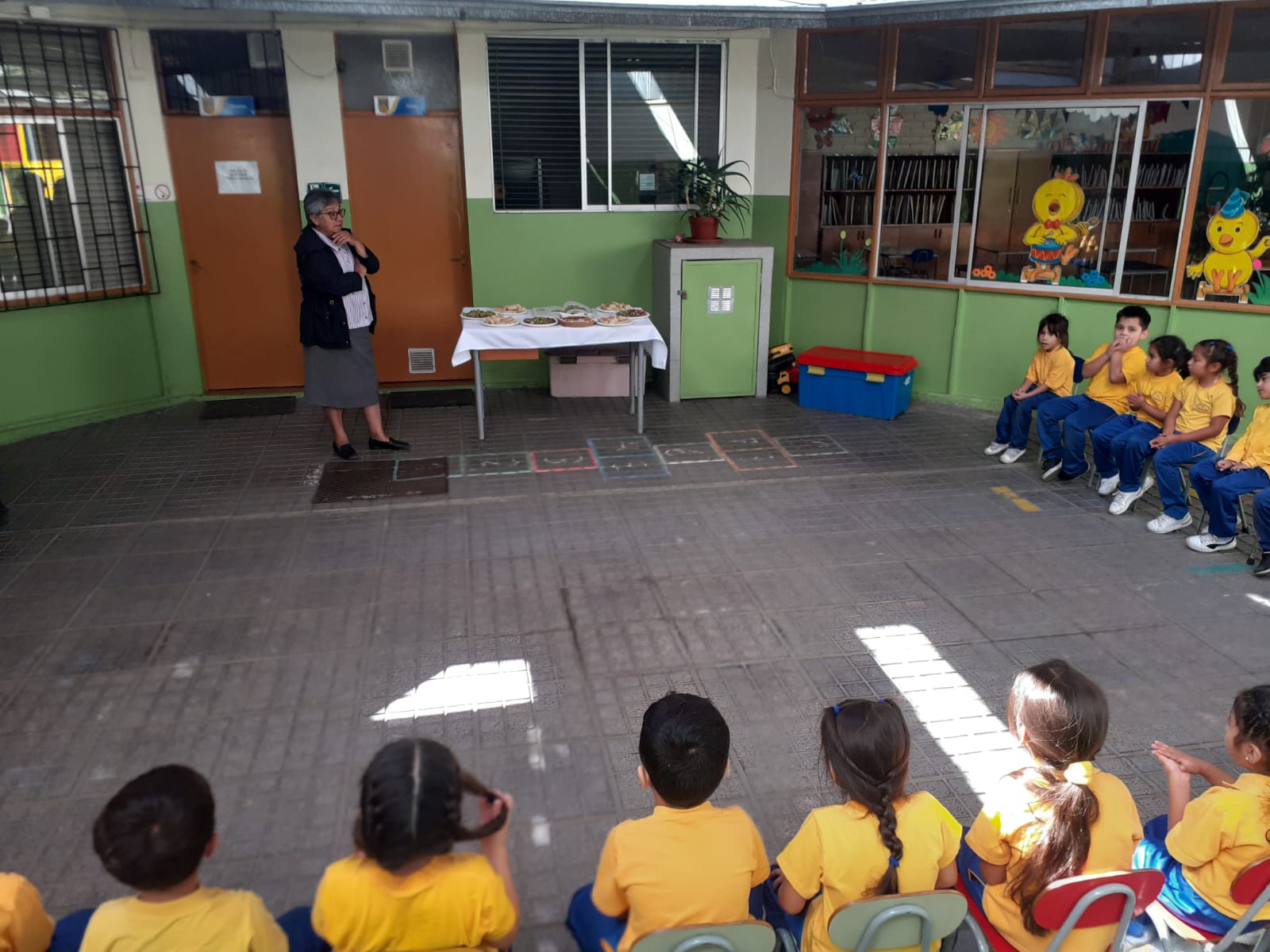 Niños y niñas compartiendo en el patio del parvulario