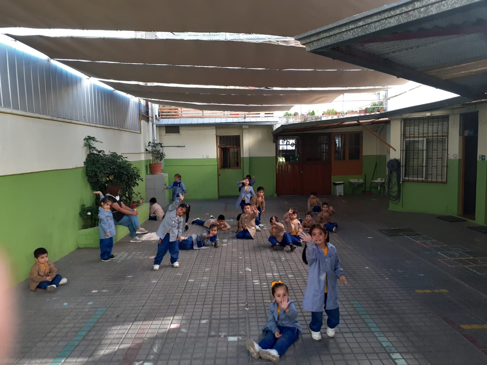 Niños y niñas en el patio del parvulario
